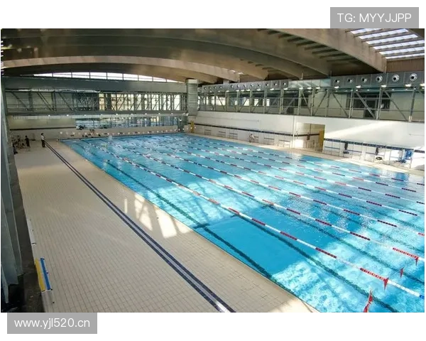 拉菲尼亚训练完顺手给家里泳池换了套新瓷砖