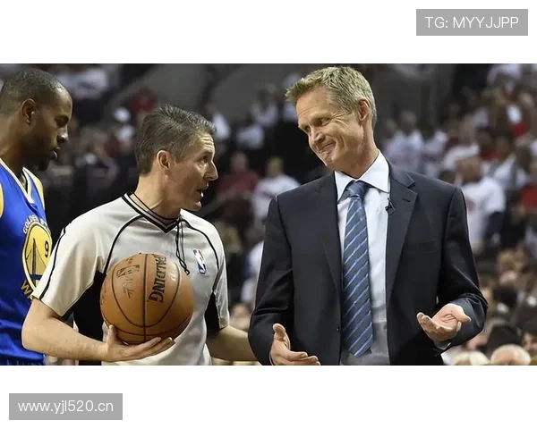 双方同时犯规怎么吹？NBA裁判现场判罚标准详解